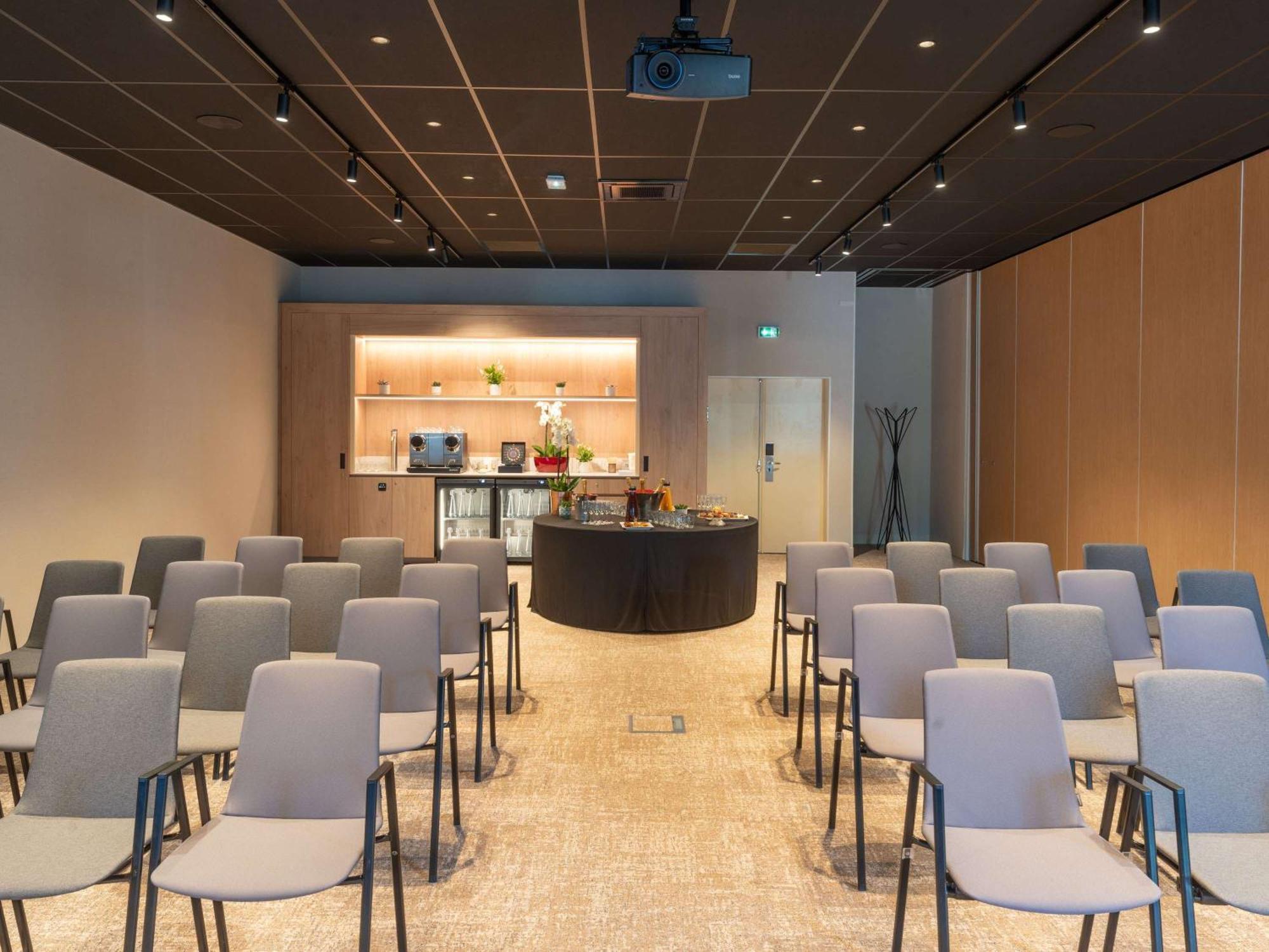Novotel Angers Lac De Maine Экстерьер фото